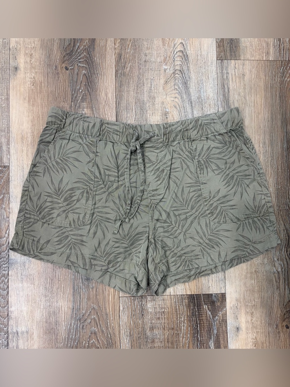 GAP Olive Green Leaf-Print Drawstring Shorts, Size Women’s Medium